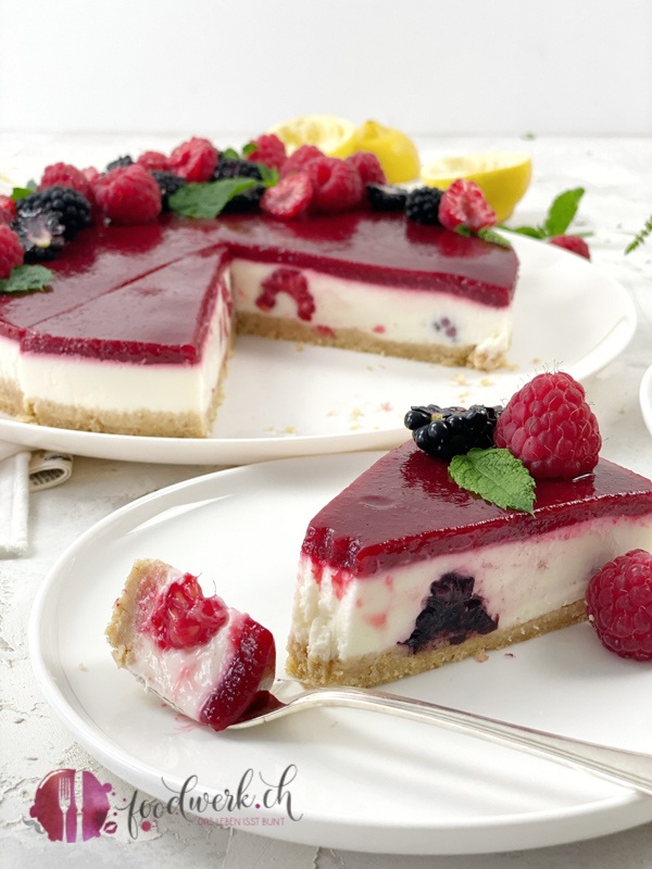 No bake Joghurttorte mit Beeren Stueck angeschnitten