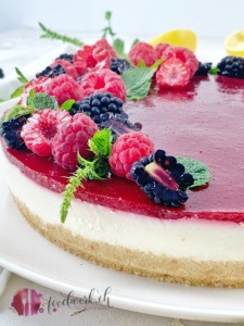 No bake Joghurttorte mit Beeren detail