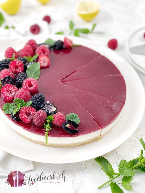 No bake Joghurttorte mit Beeren ganz