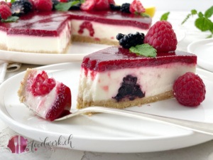 No bake Joghurttorte mit Beeren mit Gabel