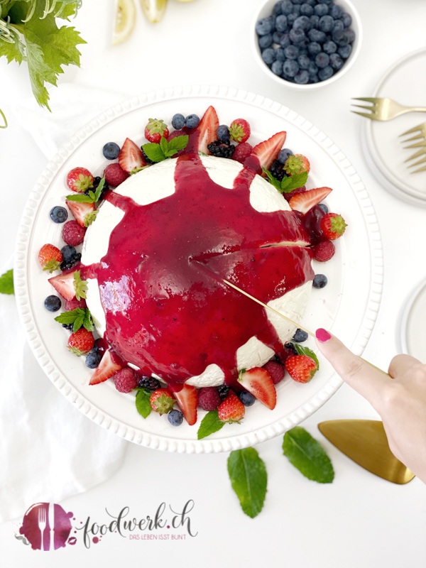 Beeren-Tiramisu Kuppeltorte mit Messer