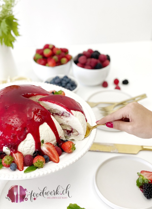 Beeren-Tiramisu Kuppeltorte detail