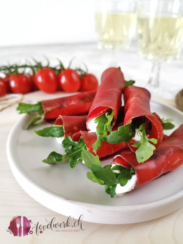 Trockenfleisch Röllchen mit Frischkäse und Ruccola