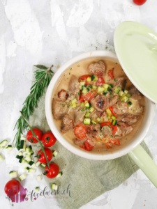 Truten Ragout mit Gartengemüse in der Pfanne serviert