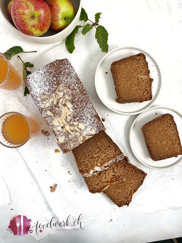 Apfel Most Cake mit Äpfeln und Apfelsaft von oben