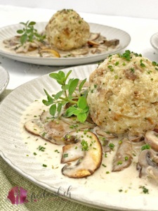 Knoedel auf Pilzsauce detail
