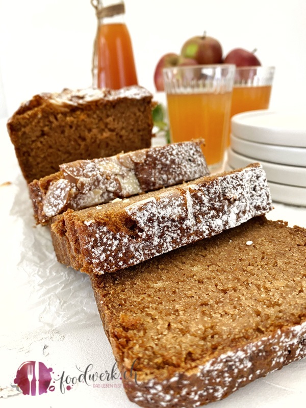 Apfelsaft Cake mit Apfel Most ganz nah und aufgeschnitten