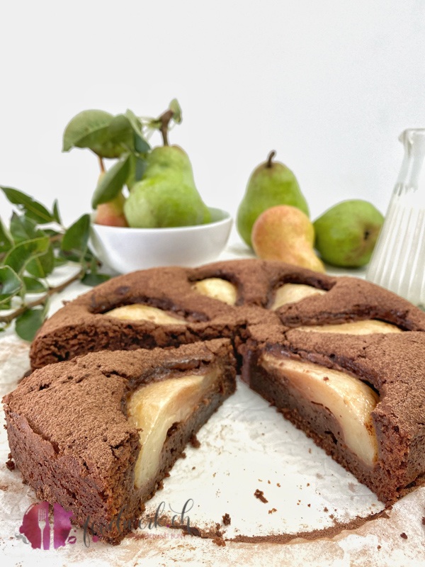 Saftiger SChokoladenkuchen mit Birnen angeschnitten