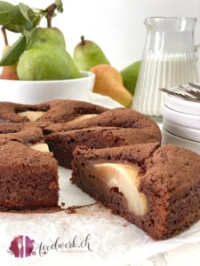 Saftiger Schokoladenkuchen mit Birne angeschnitten foodwerk.ch
