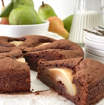 Saftiger Schokoladenkuchen mit Birne angeschnitten foodwerk.ch