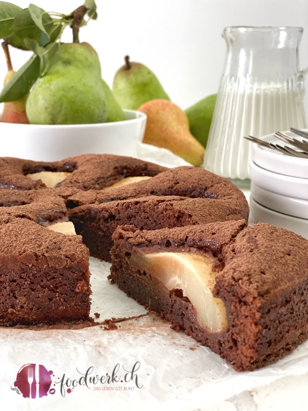 Ein Stück Schokoladenkuchen mit Birnen