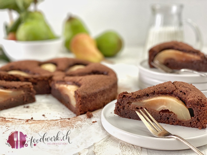 Saftiger Schokoladenkuchen mit Birnen