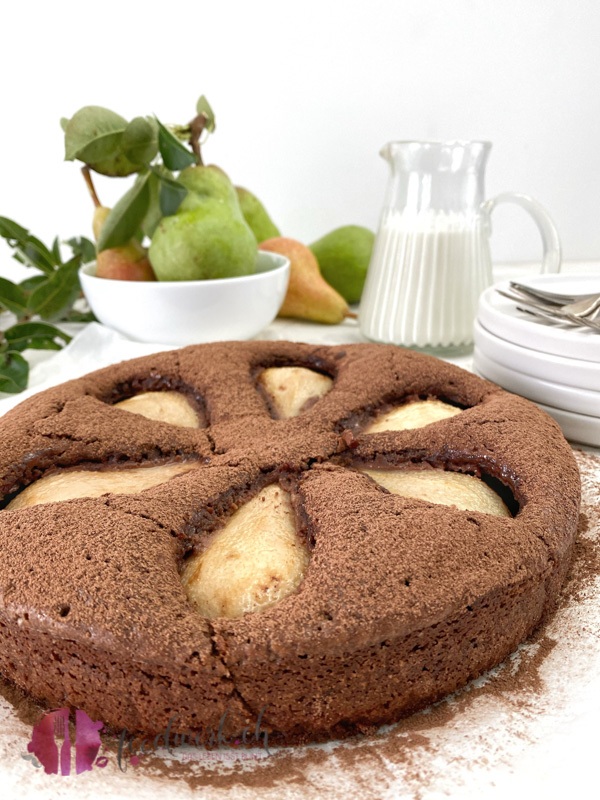 Schokoladenkuchen mit Birnen