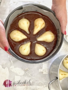 Schokoladenkuchen mit Birnen vor dem backen