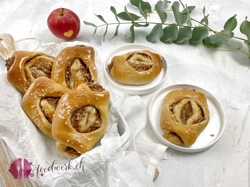 Softe Apfel-Zimt Brötchen sehen zum anbeissen aus.