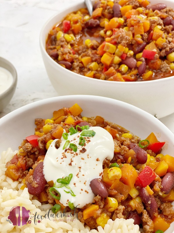 Chili con Carne mit Kürbiswürfeln und Sauerrahm