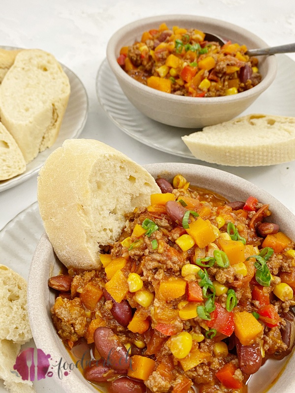 Herbstliches Chili con Carne mit Kürbis und frischem Baguette