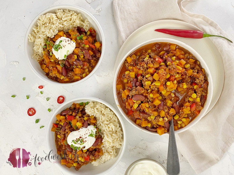 Chili con Carne mit Kürbis und Reis auf einem Tisch