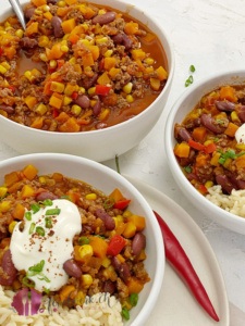 Grosse Schuessel mit Chili con Carne und Kuerbis