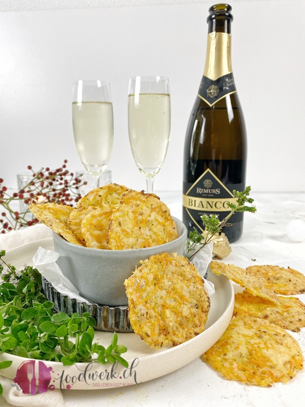 Fingerfood, Käse Chips mit Gemüse und Rimuss Bianco Dry