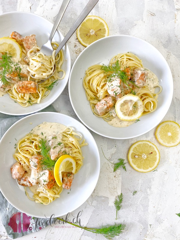 Pasta mit Lachs und leichter Zitronensauce angerichtet