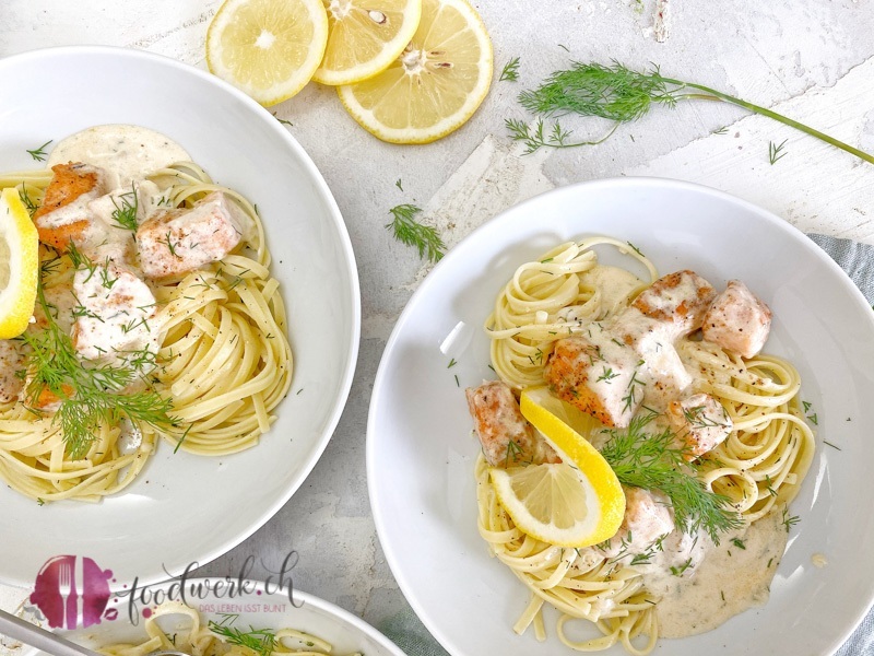 Pasta mit Lachs und Zitrone angerichtet