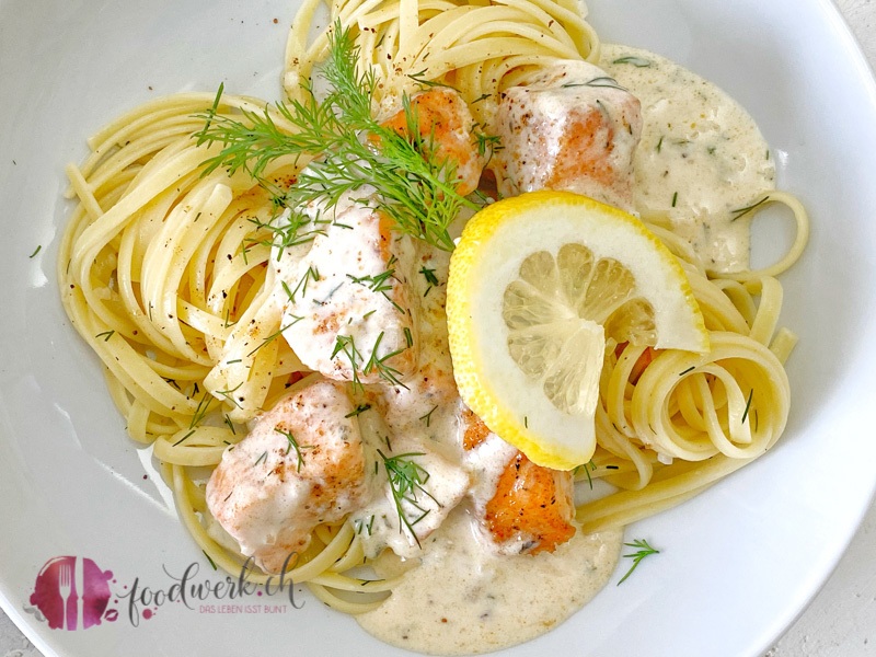 Portion Linguine mit Lachs und Zitrone