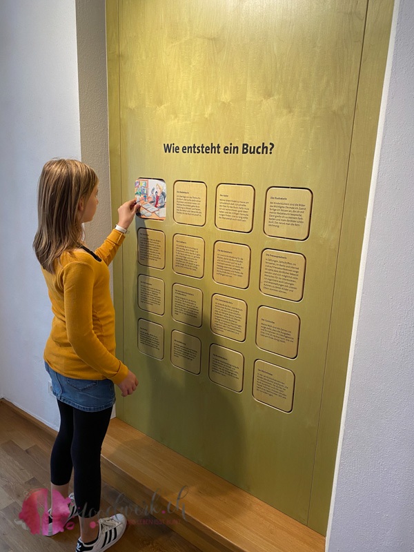 Liv an Infowand Ravensburger Museum