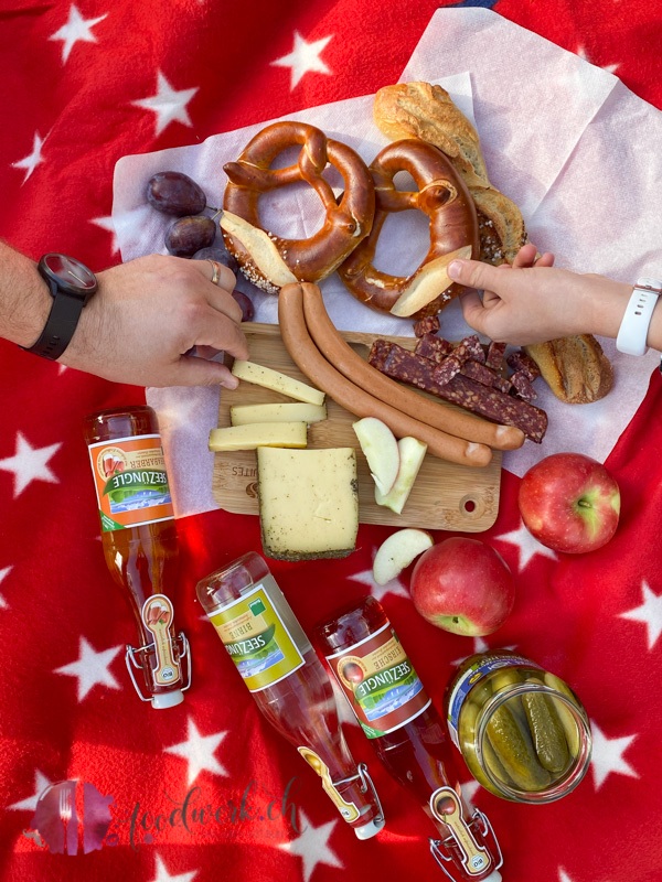 Regionale Spezialitaeten im Picknick Kord