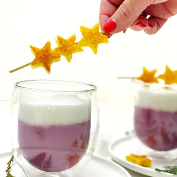 Rotkraut Suppe mit Apfel und Kurkuma Toaststern mit Hand