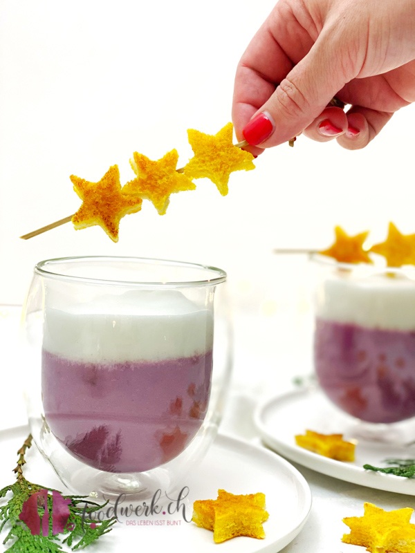 Rotkraut Suppe mit Apfel und Kurkuma Toaststern mit Hand