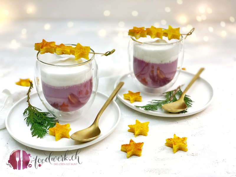 Rotkrautsuppe mit Apfel und Kurkuma Toaststern