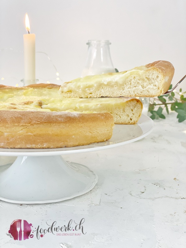 Salée au Sucre geschnittenes Stück aus dem Kuchen heben.