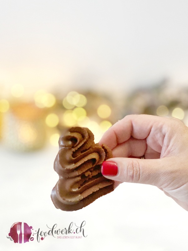 Schokoladen Spritzgebäck mit Hand