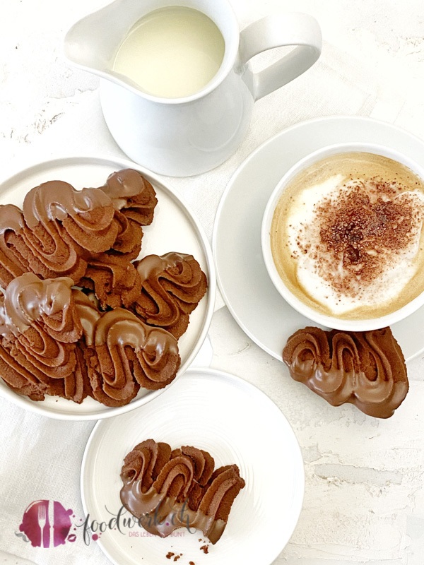 Schokoladen Spritzgebaeck mit Cappuccino