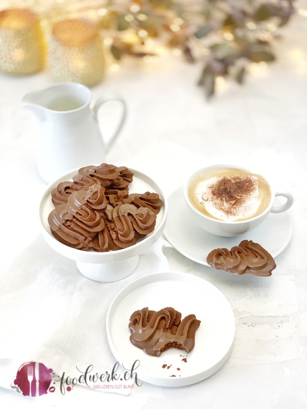 Schokoladen Spritzgebäck mit Cappuccino