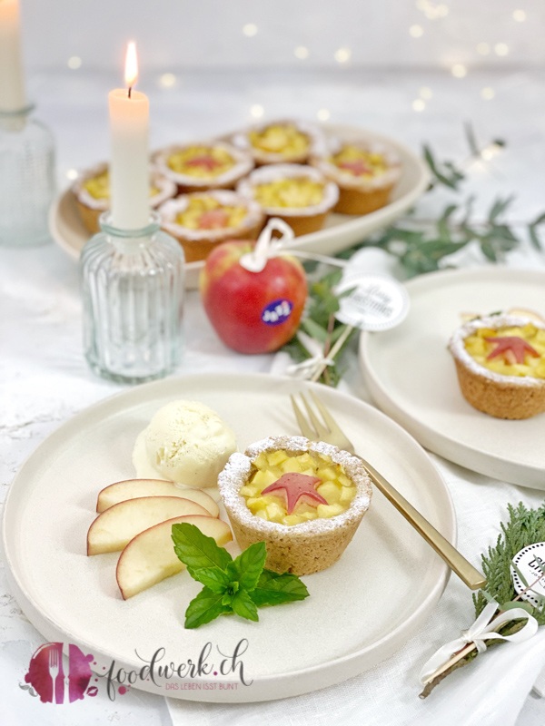 Jazz Apfel Törtchen mit Vanilleglace auf Teller mit goldener Gabel