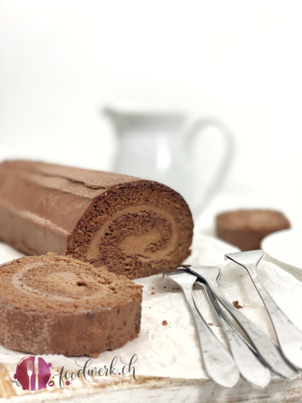 Aufgeschnittene Schokoladenroulade. Herrliches Biskuit und cremige Schokladenfüllung