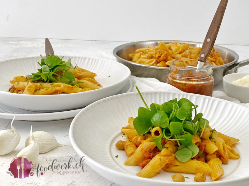 Penne mit Kichererbsen mit Portulak und Pesto rosso