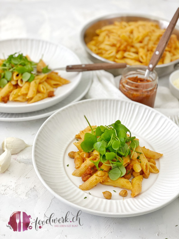 Penne mit Kichererbsen und Pesto Rosso