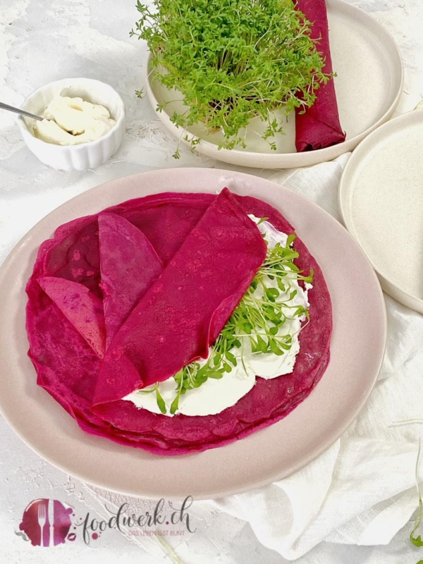 Rote Bete Pfannkuchen mit Frischkaese und Kresse foodwerk ch