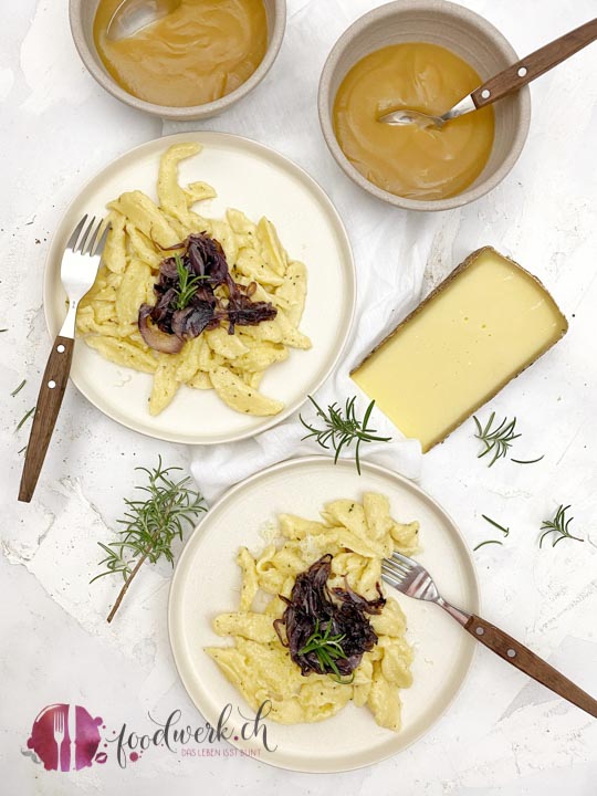 Quark Pizokel mit selbstgemachtem Apfelmus und Zwiebelschweize