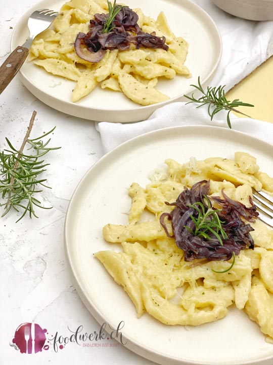 Quark Pizokel mit Apfelmus und Zwiebelschweize