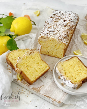 Cake mit Dinkelmehl, Karotten und Zitrone mit Streusel