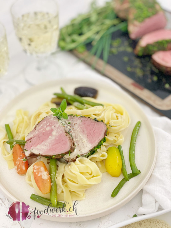 Niedertemperatur gegartes Kräuter Kalbsfilet mit Beurre blanc Sauce und Nudeln