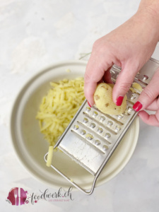 kartoffeln fuer die pierogi raffeln