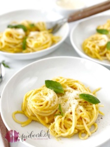 pasta alfredo mit rueebli rahmsauce