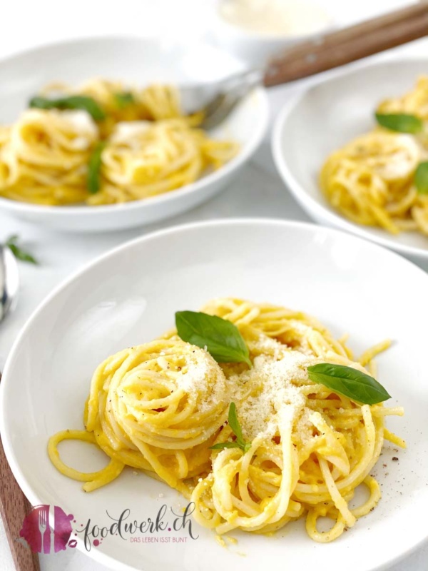 Spaghetti Alfredo mit Rüebli auf Teller mit Reibkäse