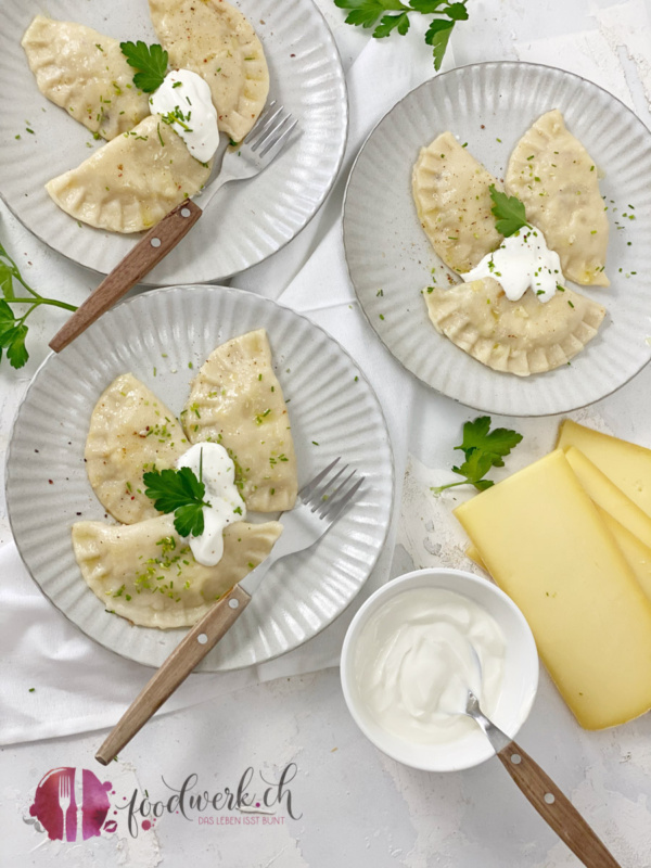 Pierogi gefüllt mit Kartoffeln und Raclettekäse