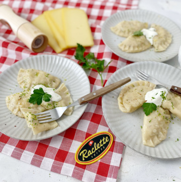 Pierogi mit Raclettesuisse auf rot kariertem Tuch